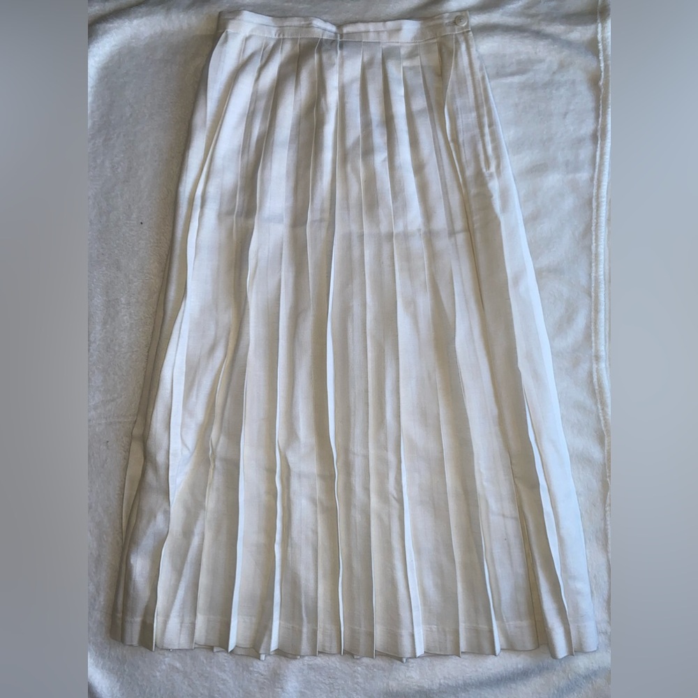 Vintage white pleated skirt